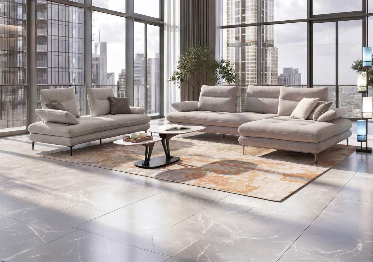 Un salon moderne avec un canap d'angle beige, un fauteuil assorti, une table basse noire et un tapis aux tons chauds sur un sol en carrelage gris marbr .  Description g n r e par IA