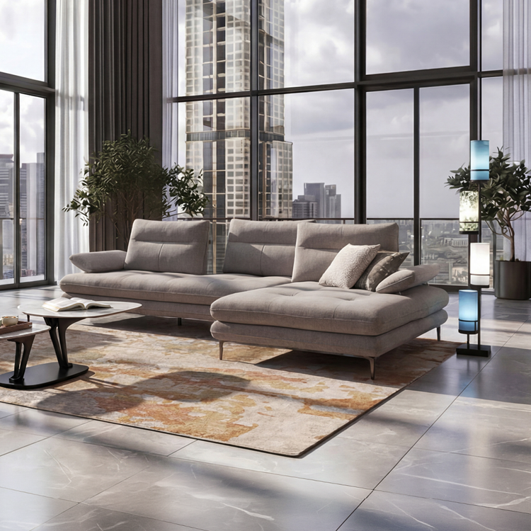 Un salon moderne avec un canap beige, un tapis vert avec un motif beige, une table basse en bois, une lampe sur pied   deux abat-jours color s et une grande fen tre donnant sur une vue sur l'eau.  Description g n r e par IA