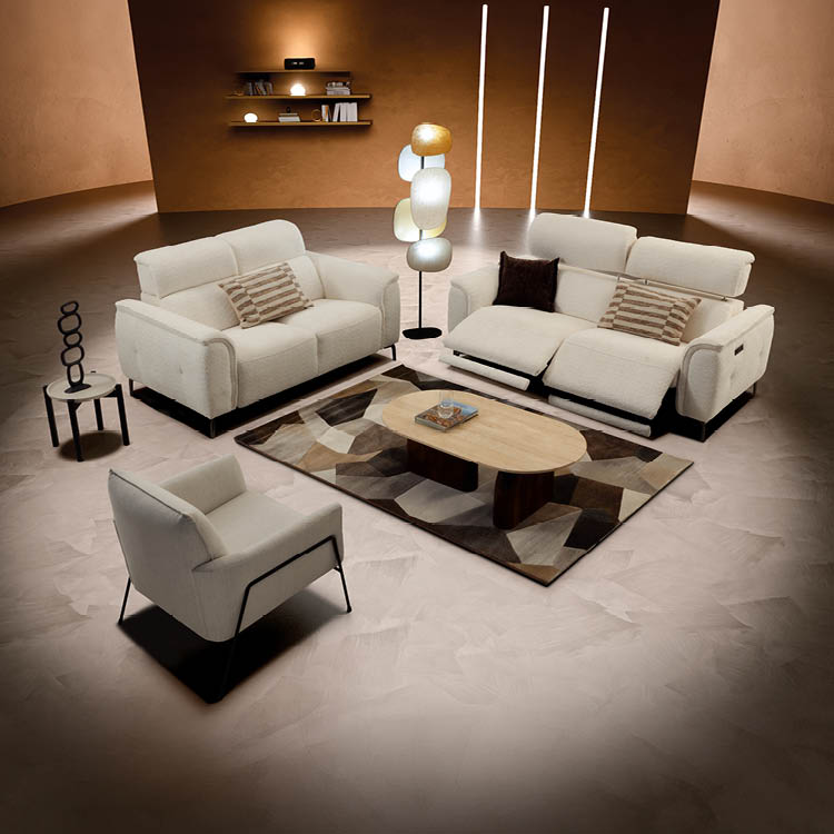 Un salon moderne avec deux canap s beige, un fauteuil assorti, une table basse en bois sur un tapis g om trique et une lampe design au centre. Description g n r e par IA