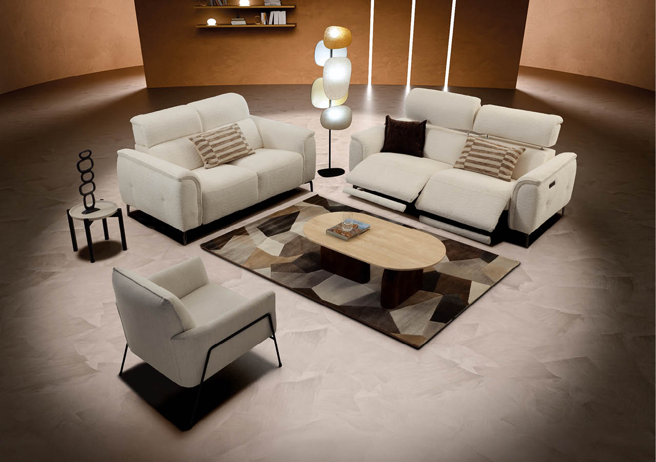 Un salon moderne avec un canap deux places, un canap  trois places, un fauteuil beige, une table basse en bois ovale, un tapis g om trique et une lampe sur pied design.  Description g n r e par IA